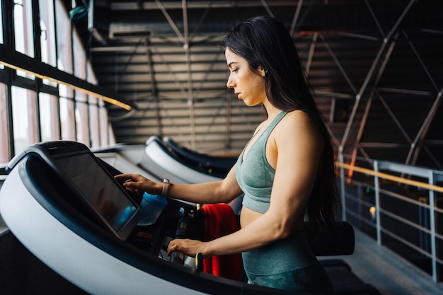 Foto retrato de uma jovem sentada em um carro