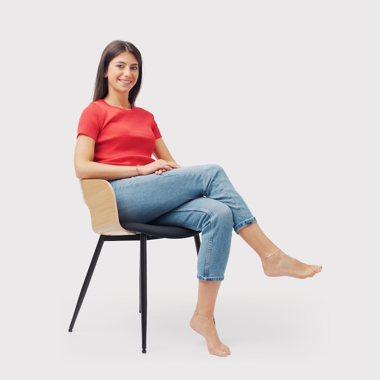 Foto retrato de uma jovem sentada em uma cadeira