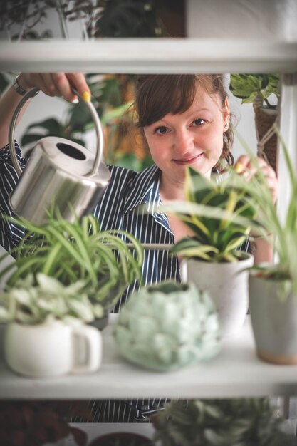 Foto retrato de uma jovem sentada em uma mesa em casa