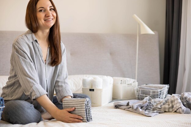 Foto retrato de uma jovem sentada em uma mesa em casa