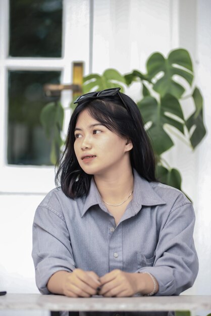 Retrato de uma jovem sentada em uma mesa