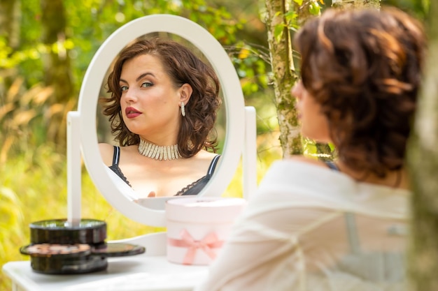 Foto retrato de uma jovem sentada em uma mesa