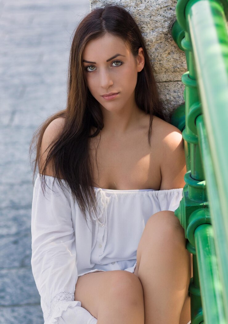 Foto retrato de uma jovem sentada junto ao corrimão
