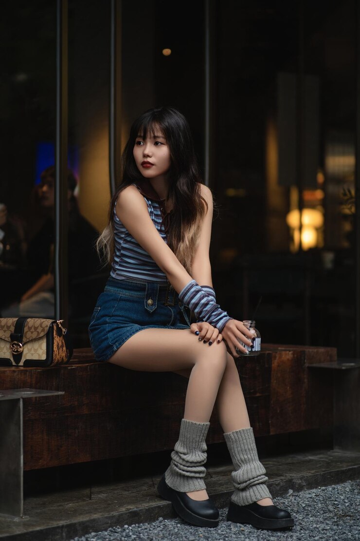 Foto retrato de uma jovem sentada na calçada
