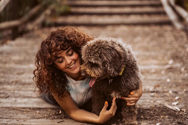 Foto retrato de uma jovem sentada na calçada