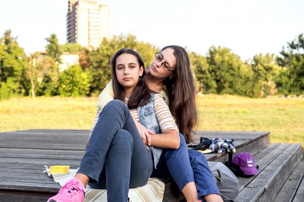 Foto retrato de uma jovem sentada na estrada