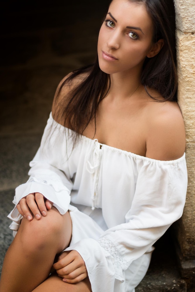 Foto retrato de uma jovem sentada na porta