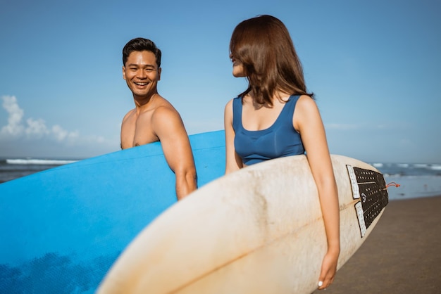 Foto retrato de uma jovem sentada na praia