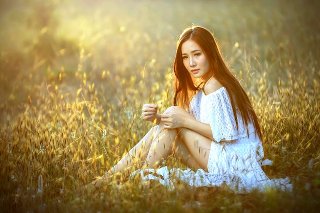 Retrato de uma jovem sentada no campo