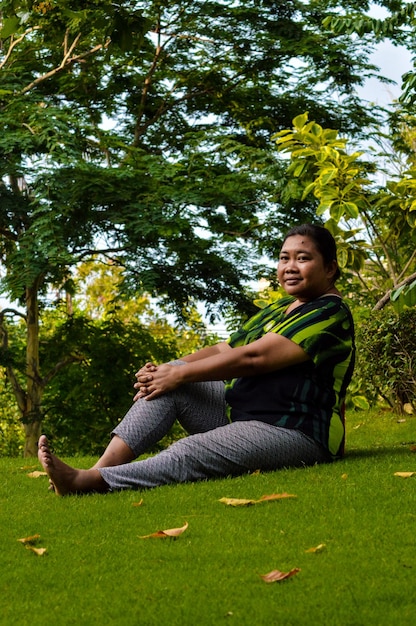 Foto retrato de uma jovem sentada no campo