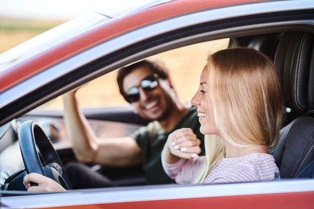 Foto retrato de uma jovem sentada no carro