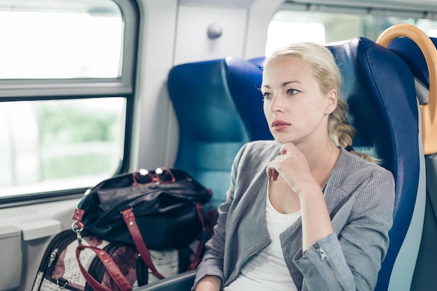 Foto retrato de uma jovem sentada no carro