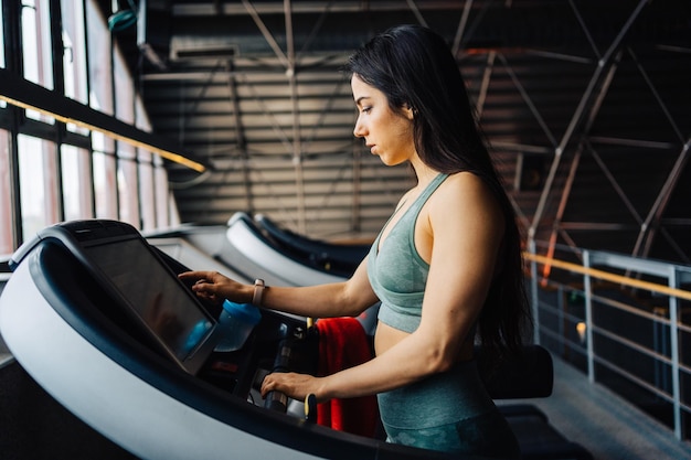 Retrato de uma jovem sentada no carro