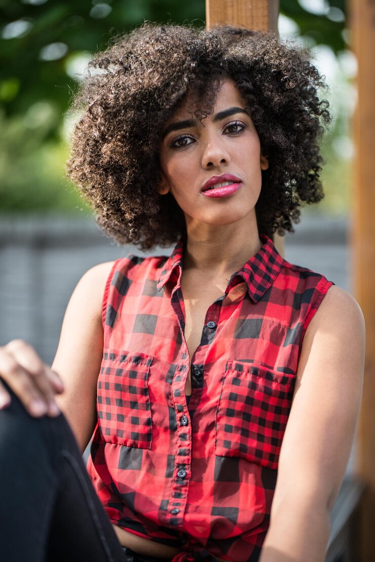 Foto retrato de uma jovem sentada no corrimão