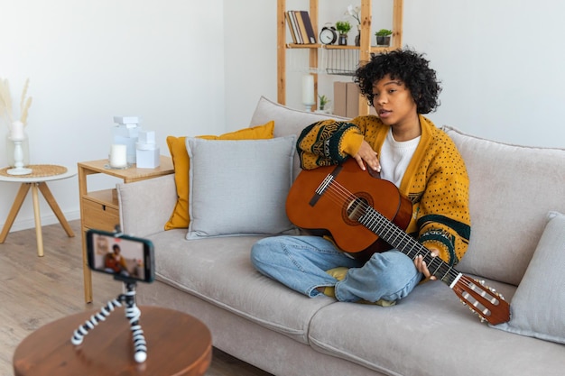 Foto retrato de uma jovem sentada no sofá em casa