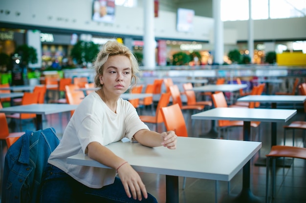 Foto retrato de uma jovem sentada num café