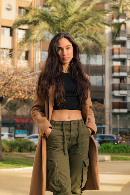 Retrato de uma jovem séria de beleza na rua olhando para a câmera