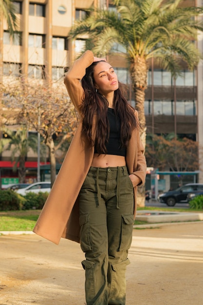 Foto retrato de uma jovem séria de beleza na rua