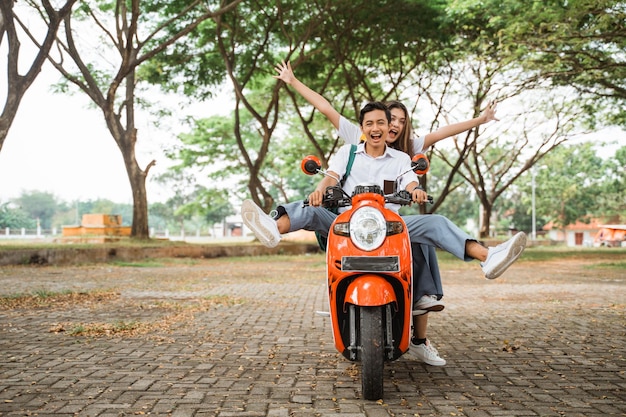 Retrato de uma jovem sorridente andando de bicicleta