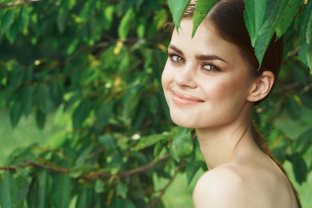 Foto retrato de uma jovem sorridente ao ar livre