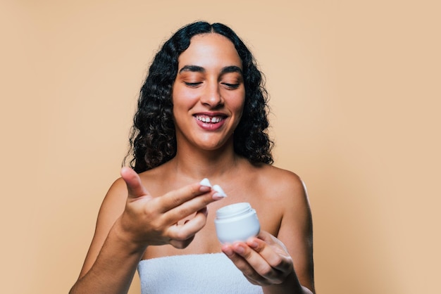 Foto retrato de uma jovem sorridente bebendo café contra a parede