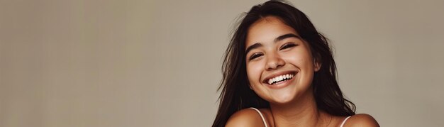 Foto retrato de uma jovem sorridente com cabelos encaracolados