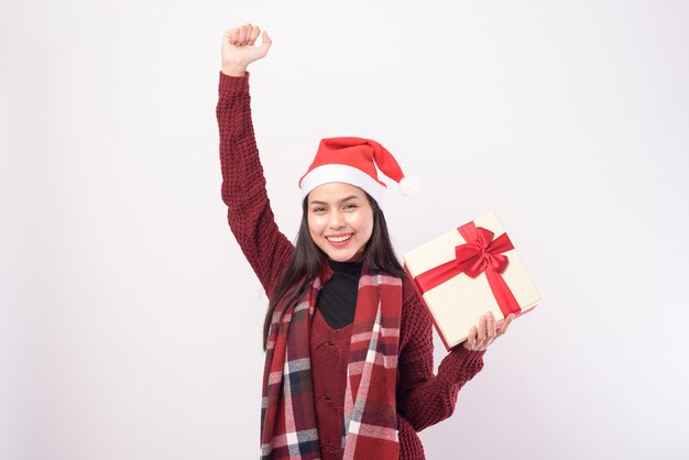 Retrato de uma jovem sorridente com chapéu de Papai Noel vermelho