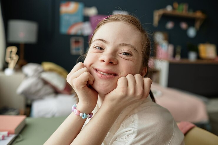 Foto retrato de uma jovem sorridente com síndrome de down em casa