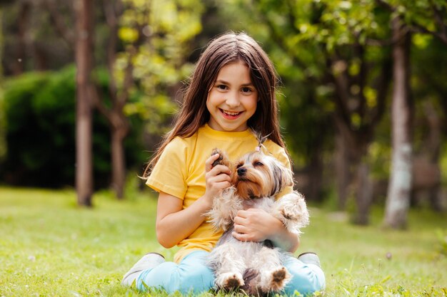 Retrato de uma jovem sorridente com um cão