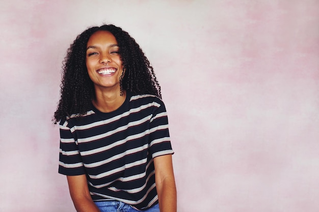Retrato de uma jovem sorridente contra a parede