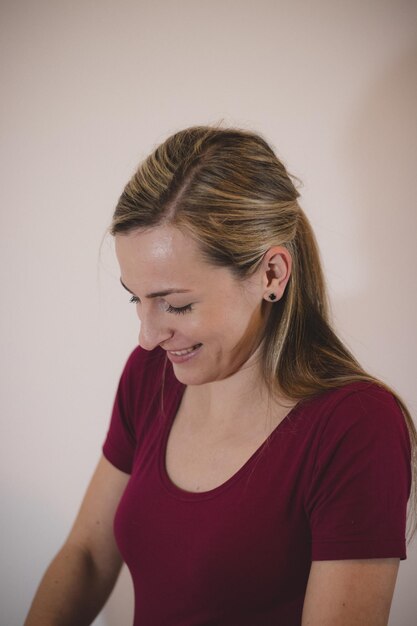 Foto retrato de uma jovem sorridente contra a parede