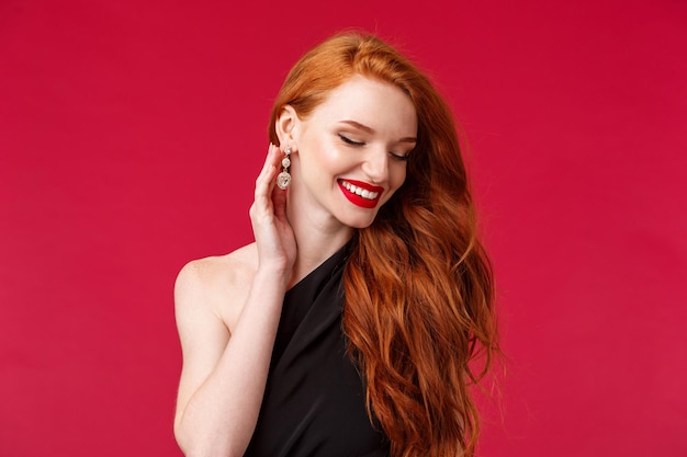 Foto retrato de uma jovem sorridente contra fundo vermelho