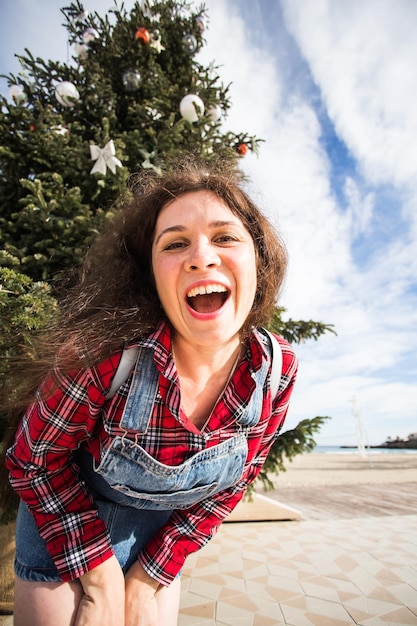 Foto retrato de uma jovem sorridente contra o céu azul