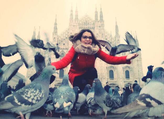 Foto retrato de uma jovem sorridente contra o céu durante o inverno