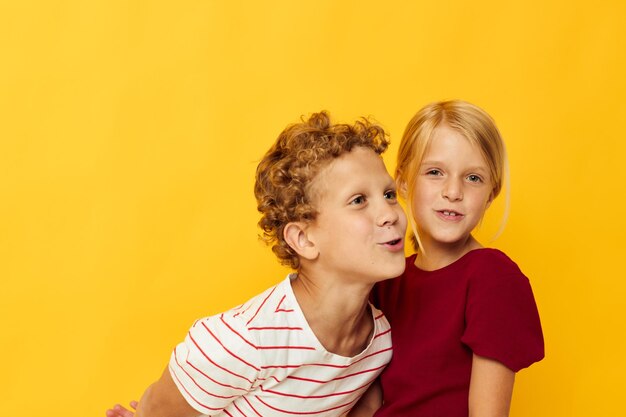 Foto retrato de uma jovem sorridente contra um fundo amarelo