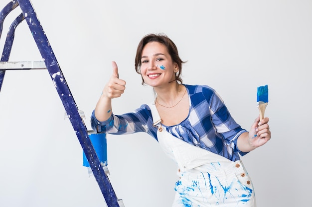 Foto retrato de uma jovem sorridente contra um fundo azul
