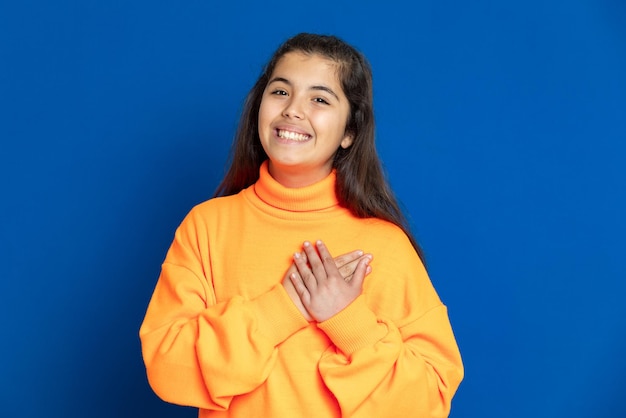 Foto retrato de uma jovem sorridente contra um fundo azul