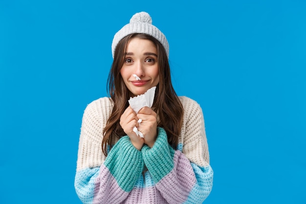 Foto retrato de uma jovem sorridente contra um fundo azul