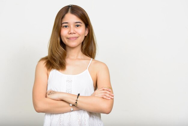 Foto retrato de uma jovem sorridente contra um fundo branco