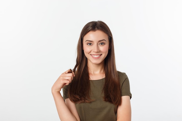 Retrato de uma jovem sorridente contra um fundo branco