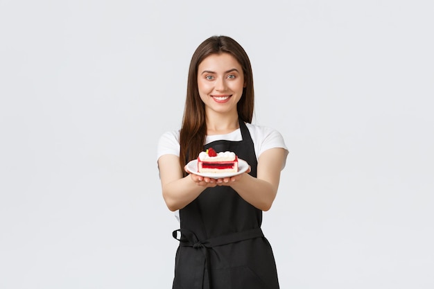 Foto retrato de uma jovem sorridente contra um fundo branco