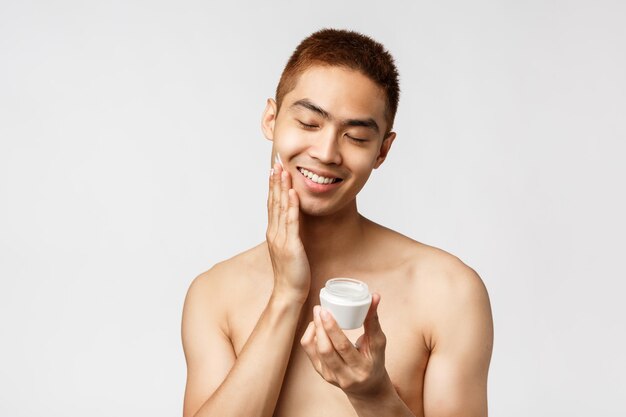 Foto retrato de uma jovem sorridente contra um fundo branco