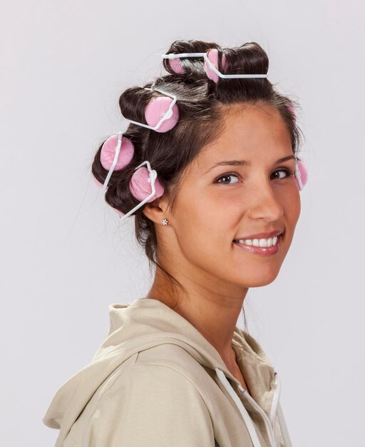 Foto retrato de uma jovem sorridente contra um fundo branco