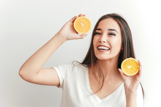 Foto retrato de uma jovem sorridente contra um fundo branco