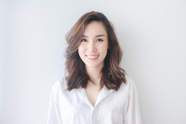 Retrato de uma jovem sorridente contra um fundo branco