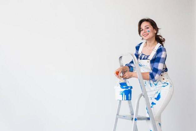 Foto retrato de uma jovem sorridente contra um fundo branco