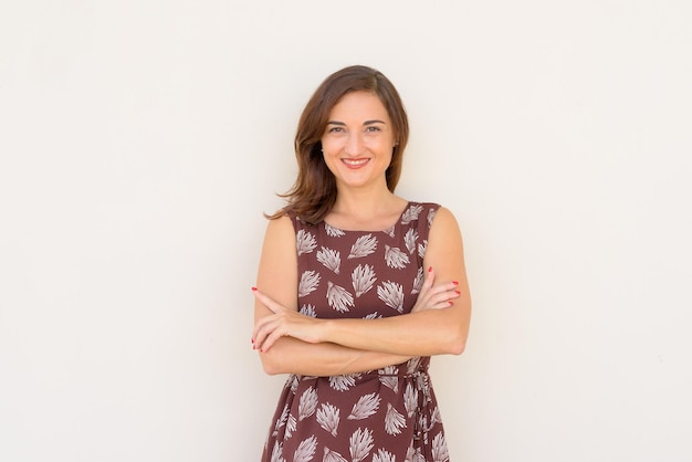 Foto retrato de uma jovem sorridente contra um fundo branco