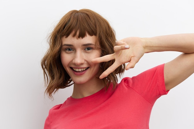 Foto retrato de uma jovem sorridente contra um fundo branco