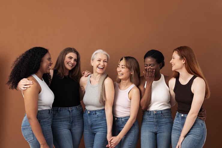 Foto retrato de uma jovem sorridente contra um fundo cinzento