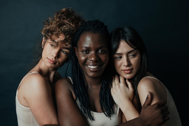 Foto retrato de uma jovem sorridente contra um fundo preto